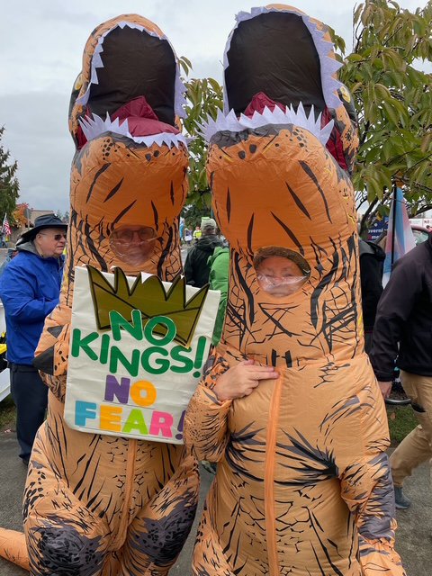 two dragons with sign No kings no fear